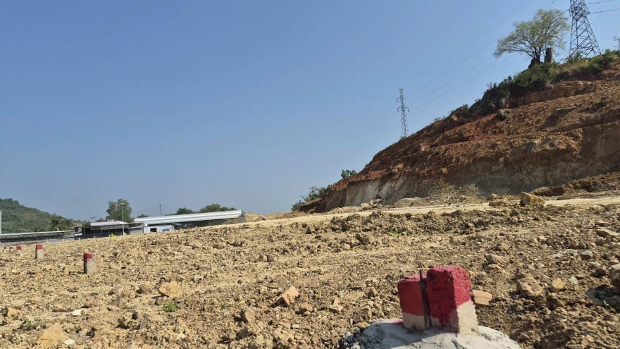 Bắt quả tang khai thác đất trái phép gần đường dây điện cao thế ở Khánh Hòa